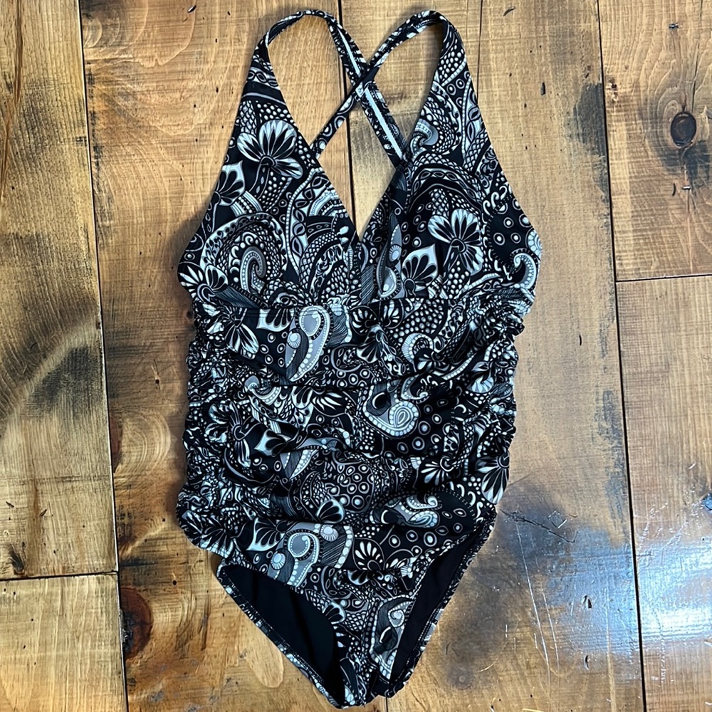 Emerald Bay swimsuit with molded cups and ruching black and white size 18W